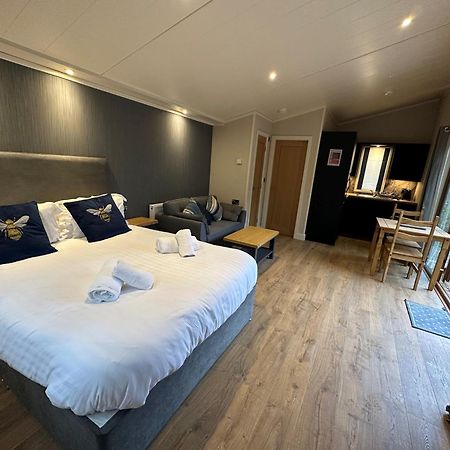 Herons Lake Retreat Hot Tub Lodges Caerwys 外观 照片