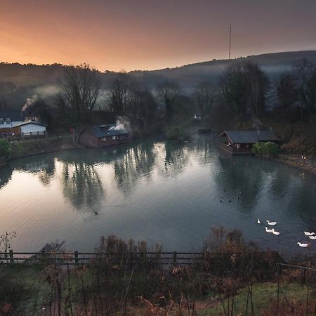 Herons Lake Retreat Hot Tub Lodges Caerwys 外观 照片