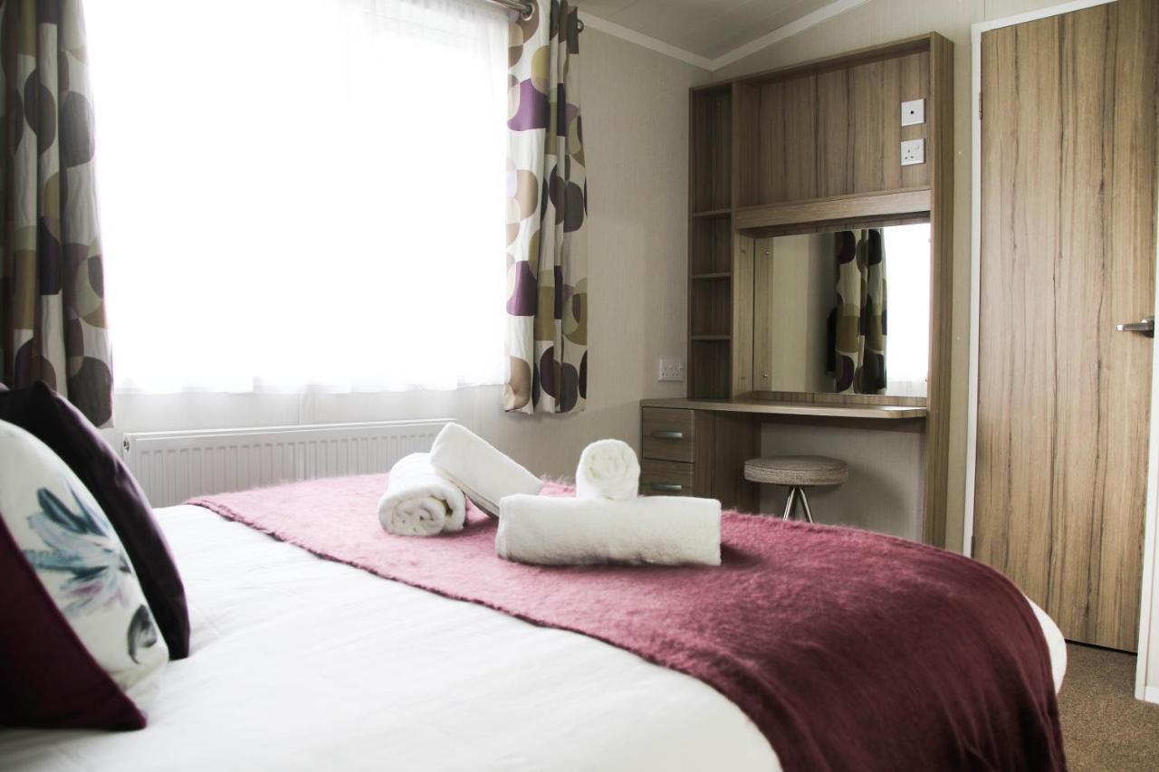 Herons Lake Retreat Hot Tub Lodges Caerwys 外观 照片