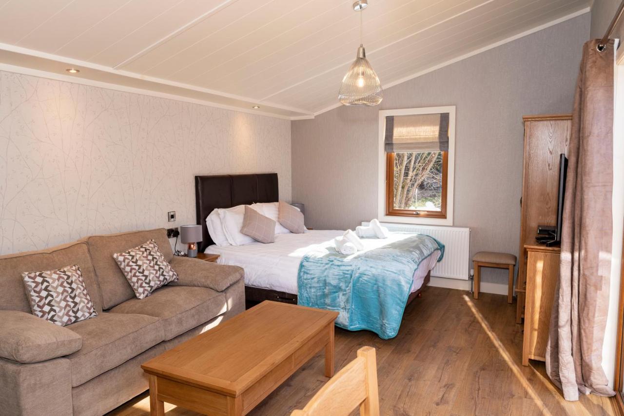 Herons Lake Retreat Hot Tub Lodges Caerwys 外观 照片