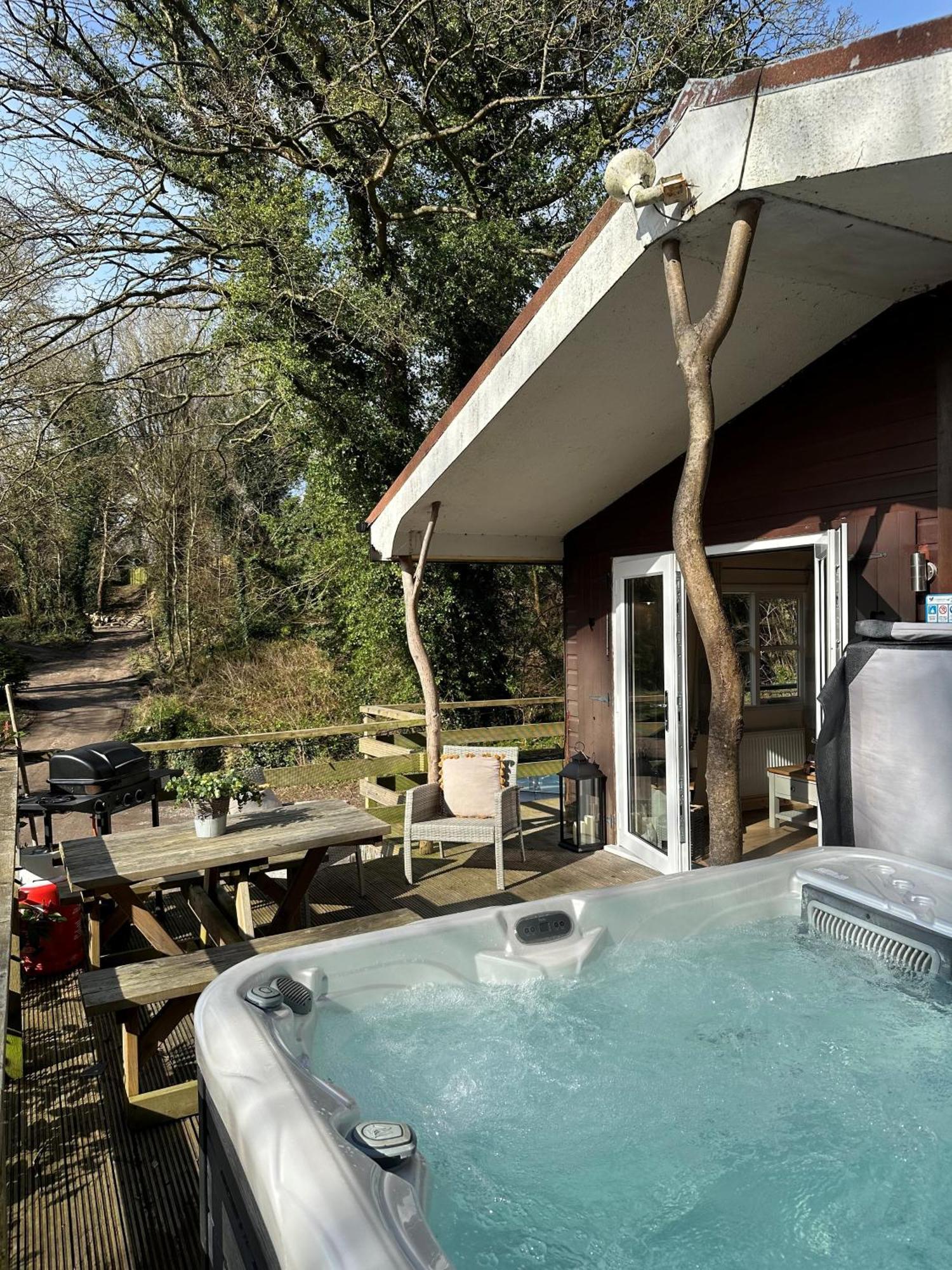 Herons Lake Retreat Hot Tub Lodges Caerwys 外观 照片