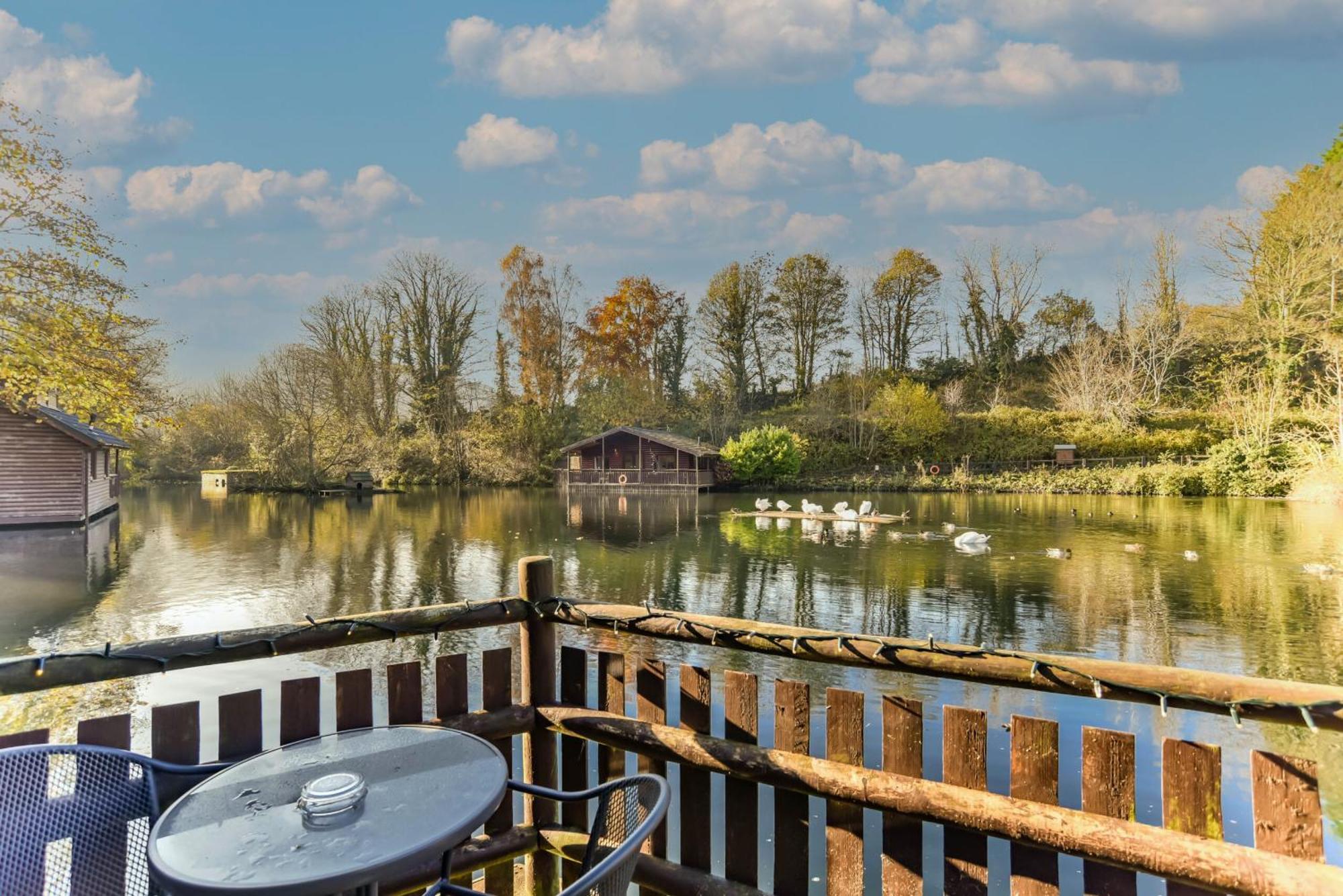 Herons Lake Retreat Hot Tub Lodges Caerwys 外观 照片
