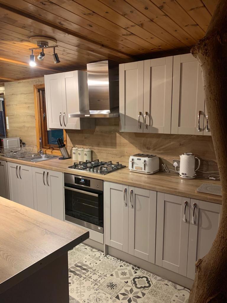 Herons Lake Retreat Hot Tub Lodges Caerwys 外观 照片