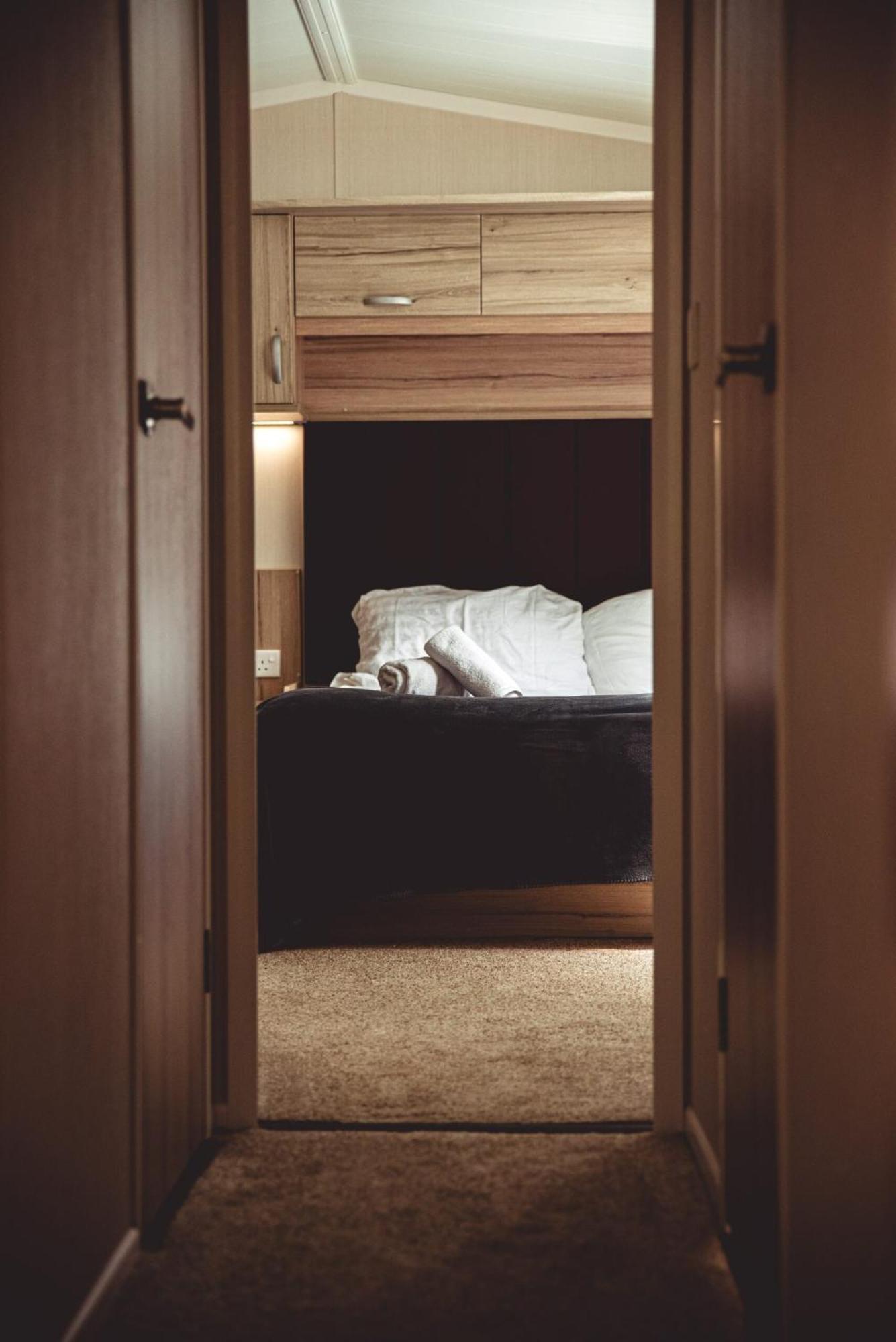 Herons Lake Retreat Hot Tub Lodges Caerwys 外观 照片