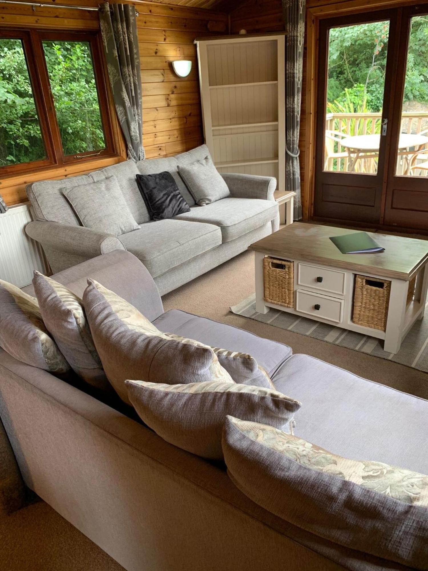 Herons Lake Retreat Hot Tub Lodges Caerwys 外观 照片