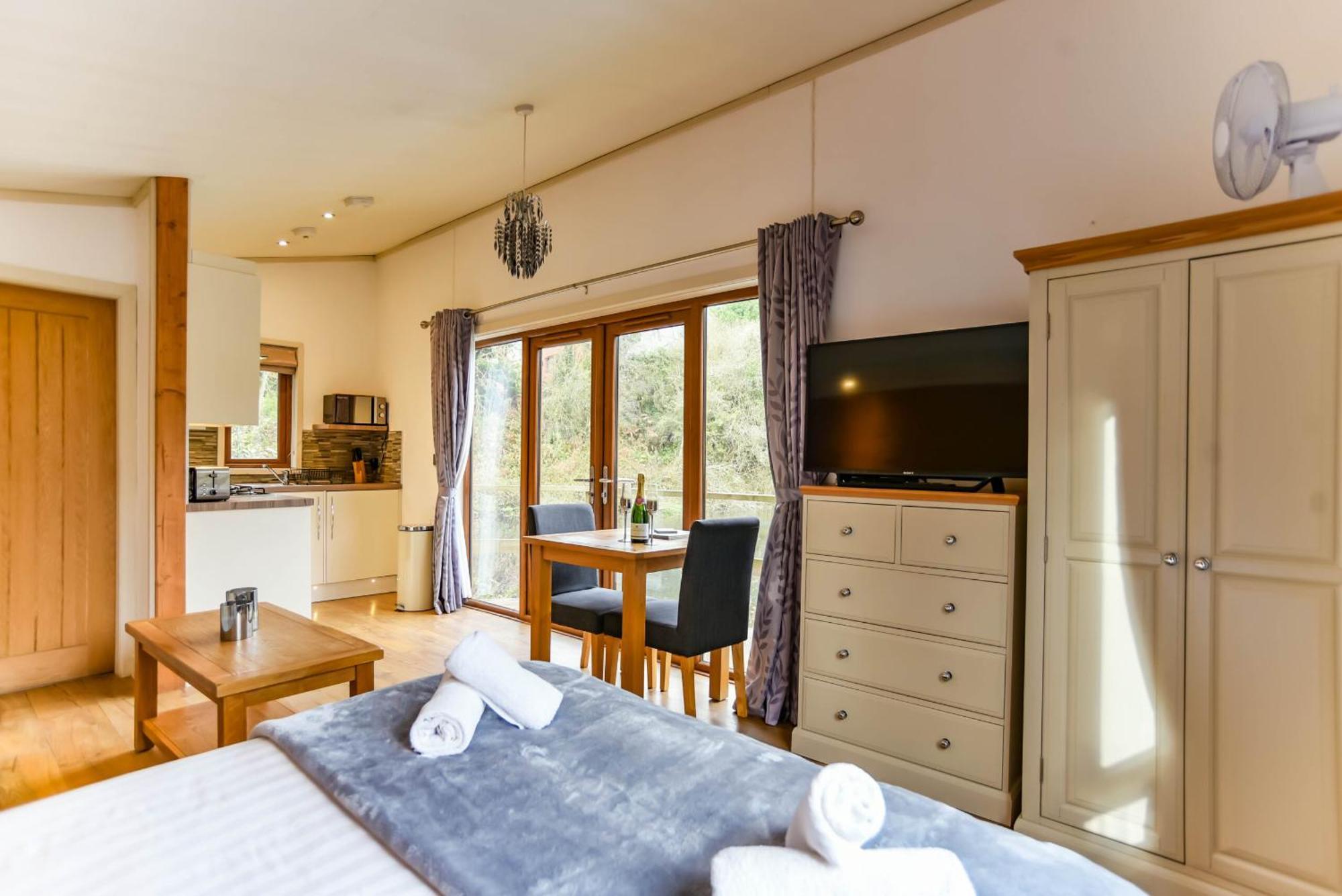 Herons Lake Retreat Hot Tub Lodges Caerwys 外观 照片