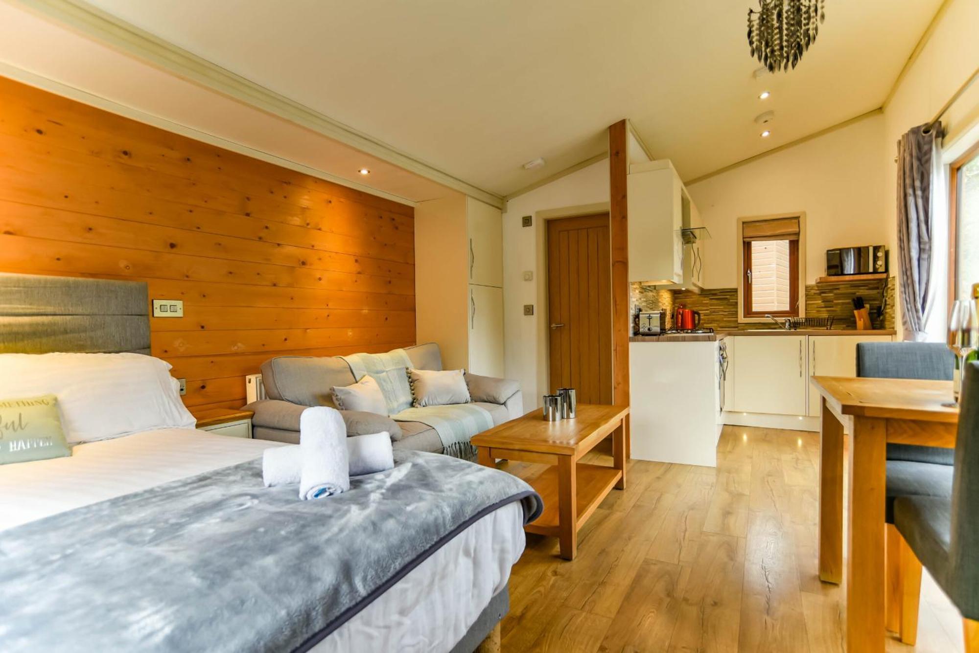 Herons Lake Retreat Hot Tub Lodges Caerwys 外观 照片