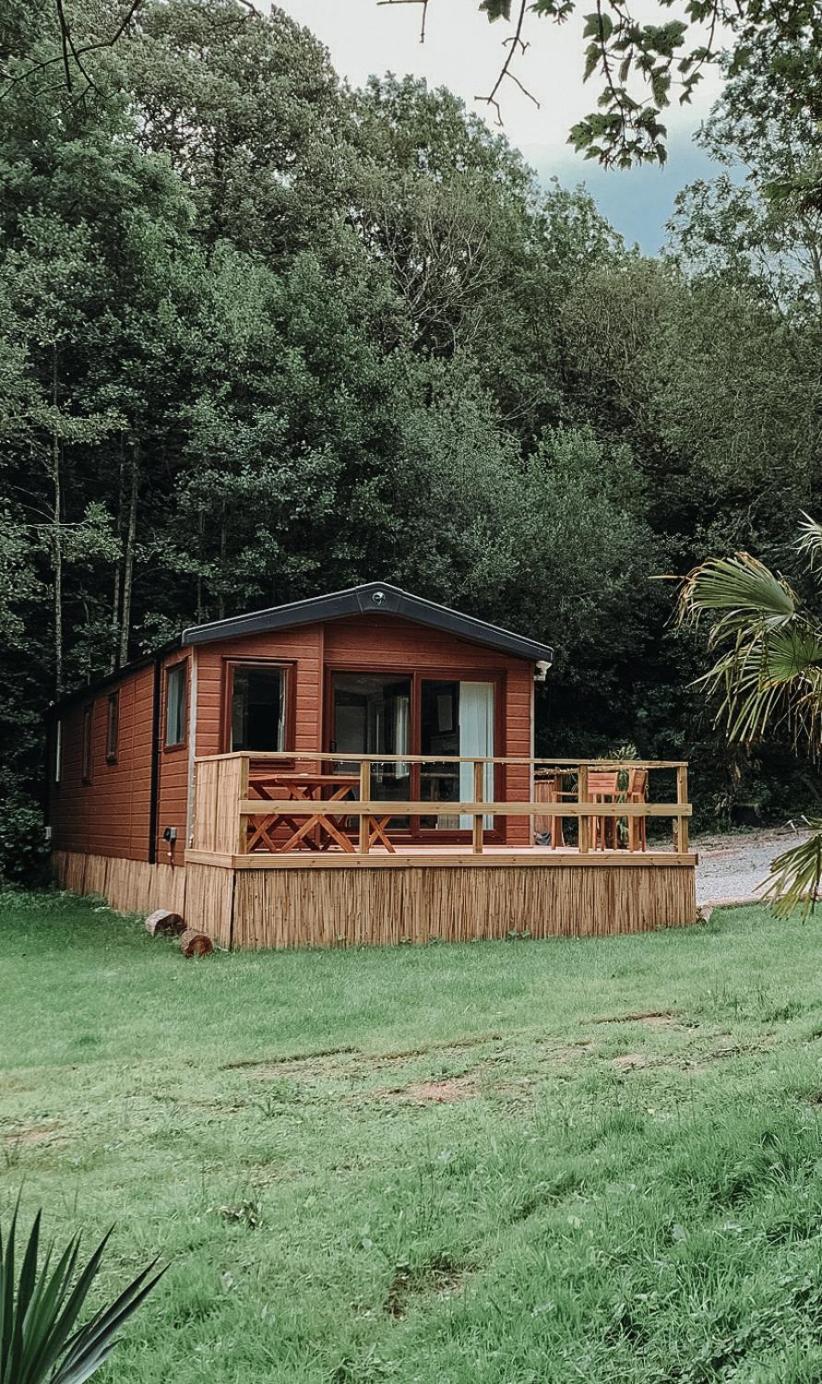 Herons Lake Retreat Hot Tub Lodges Caerwys 外观 照片