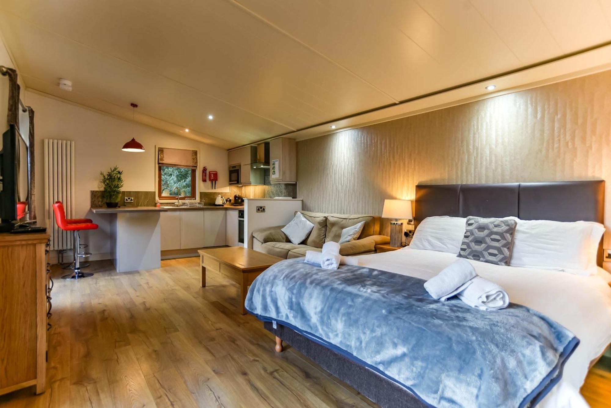 Herons Lake Retreat Hot Tub Lodges Caerwys 外观 照片
