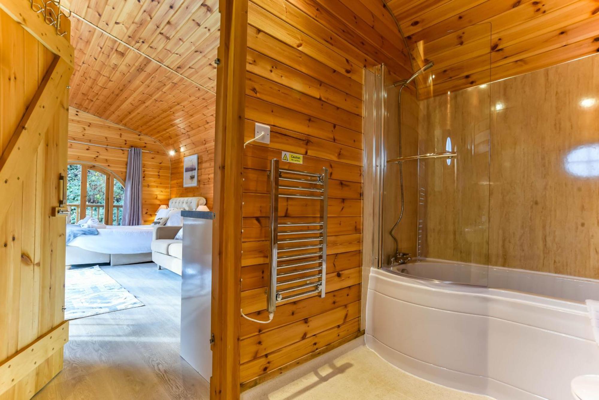 Herons Lake Retreat Hot Tub Lodges Caerwys 外观 照片