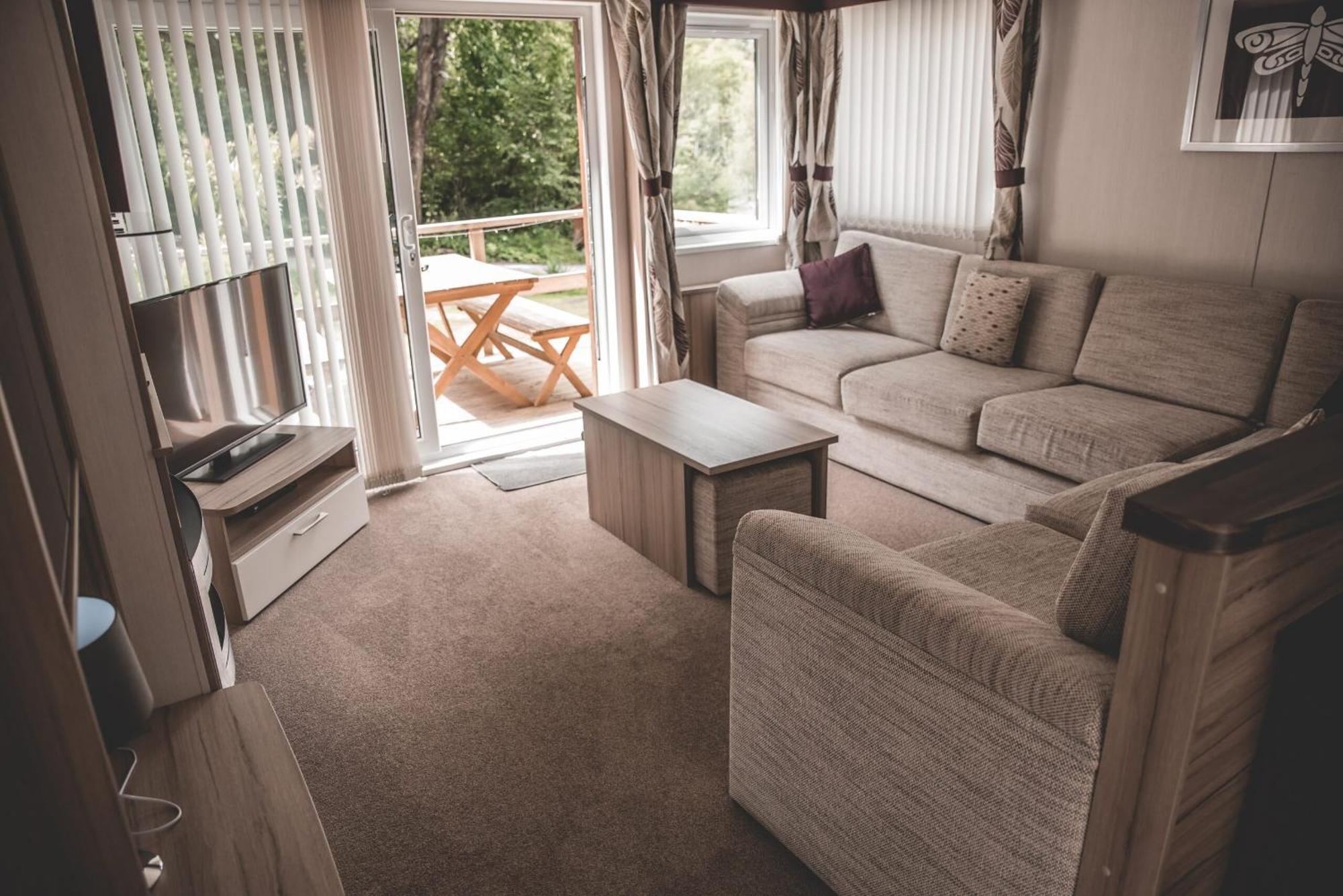 Herons Lake Retreat Hot Tub Lodges Caerwys 外观 照片