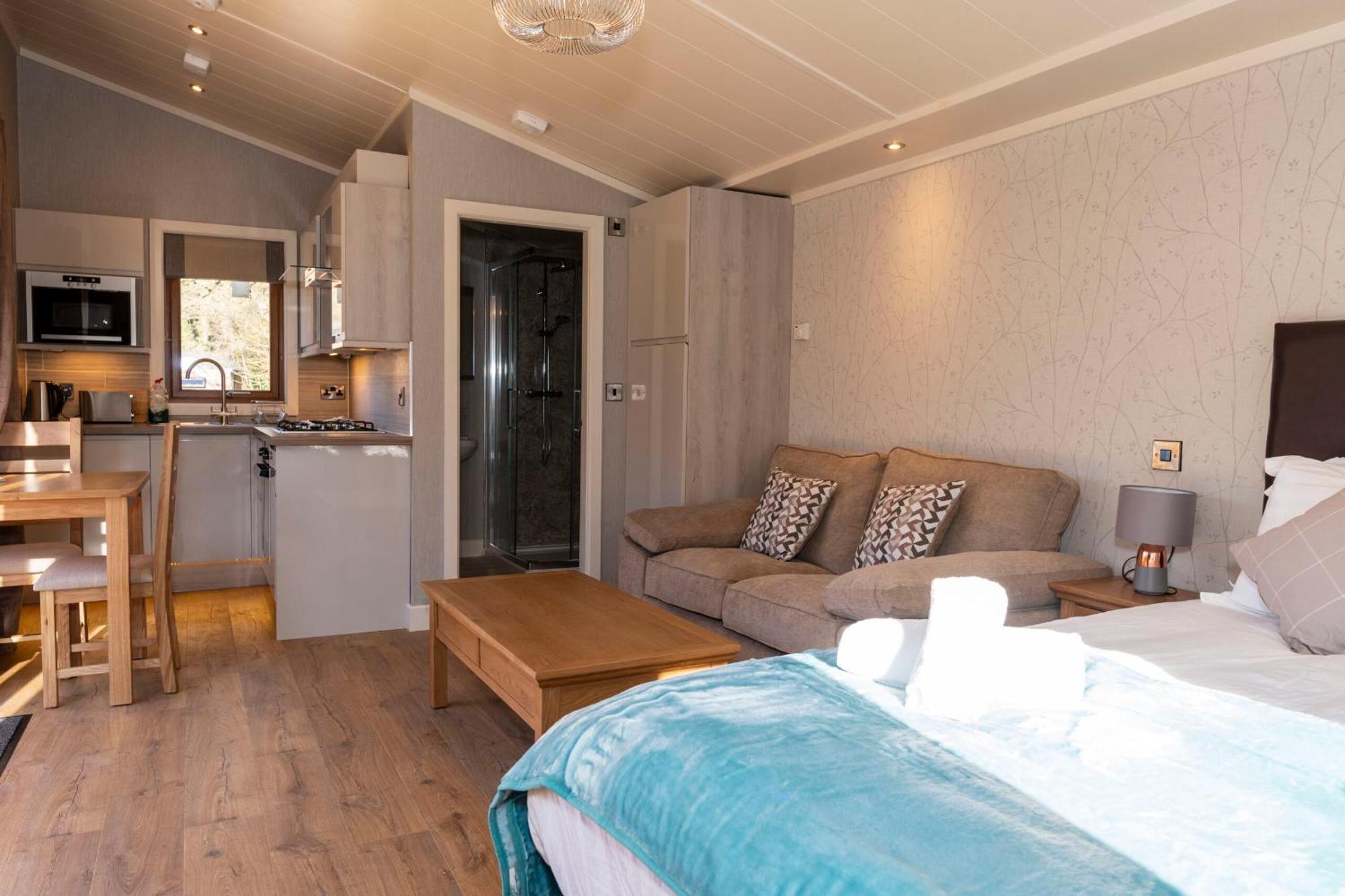 Herons Lake Retreat Hot Tub Lodges Caerwys 外观 照片
