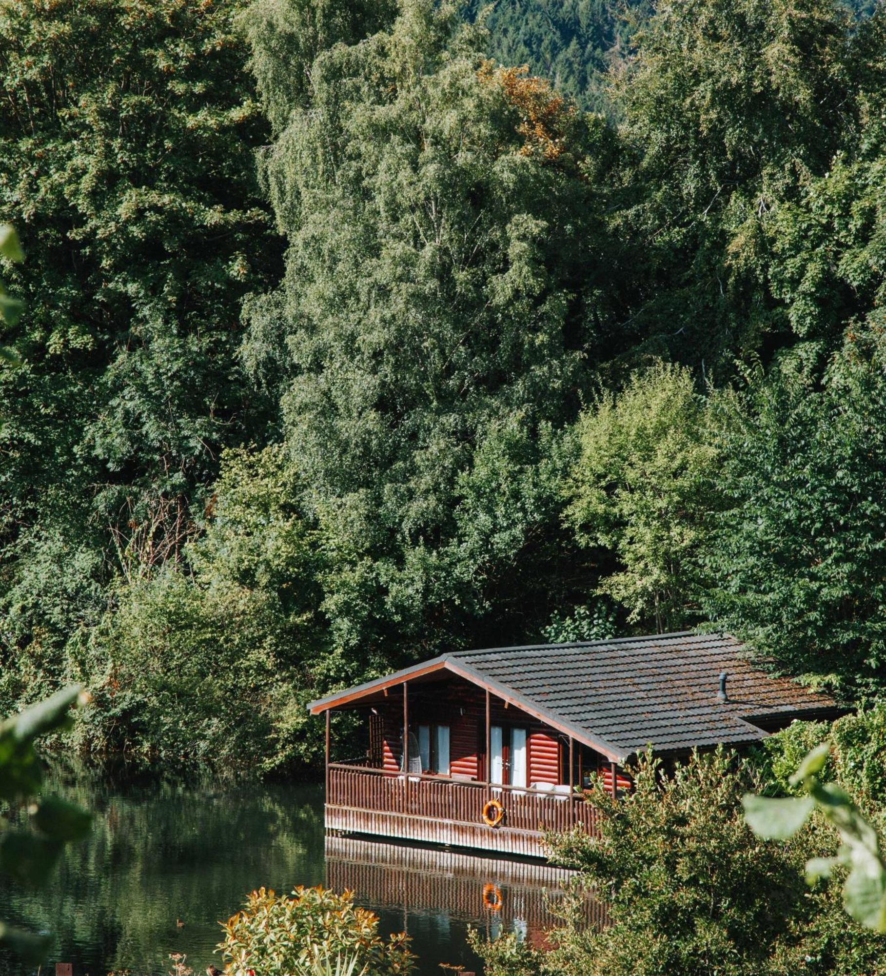 Herons Lake Retreat Hot Tub Lodges Caerwys 外观 照片