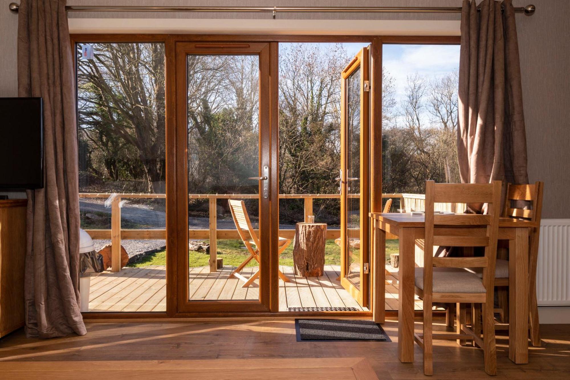 Herons Lake Retreat Hot Tub Lodges Caerwys 外观 照片