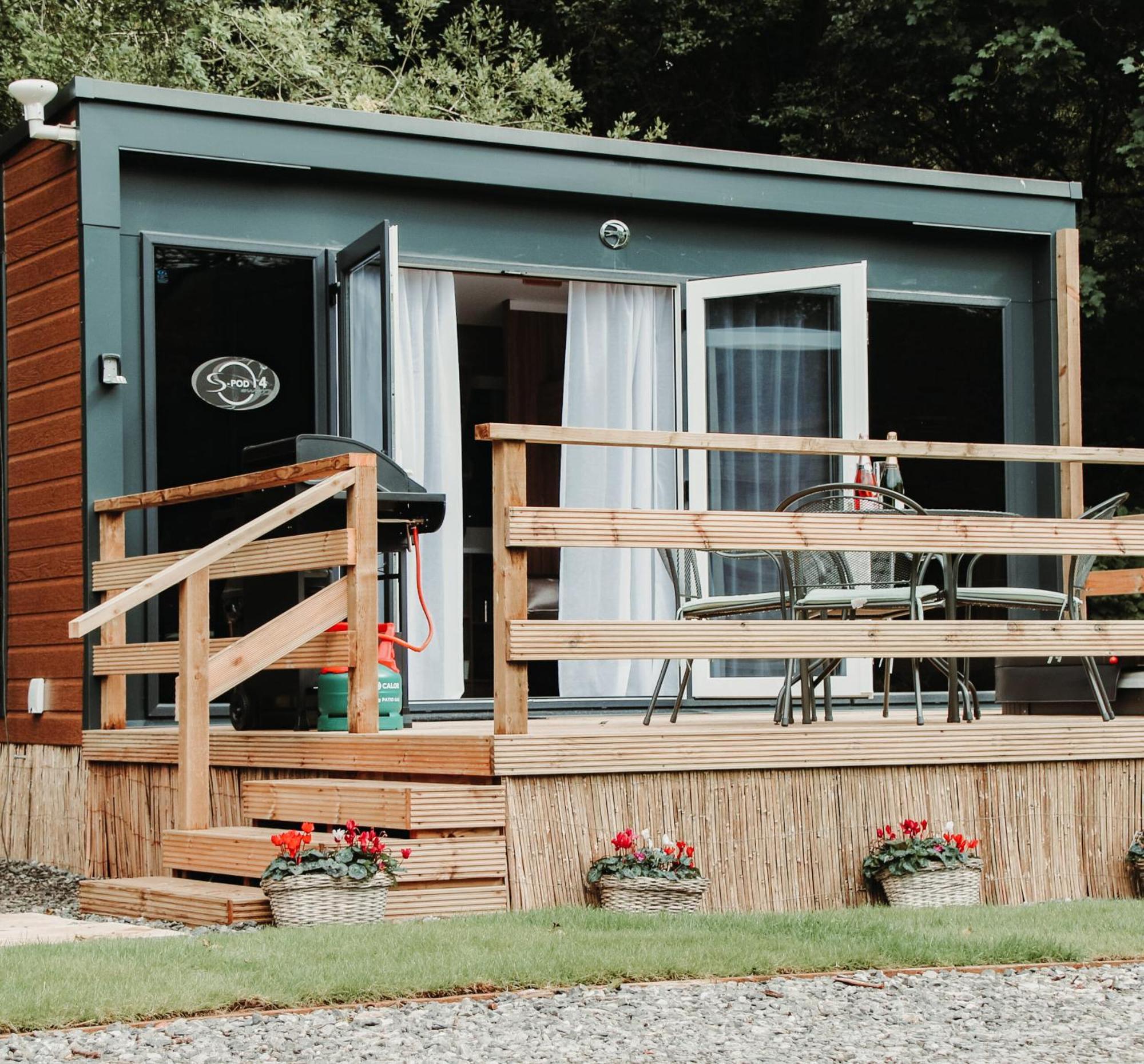 Herons Lake Retreat Hot Tub Lodges Caerwys 外观 照片