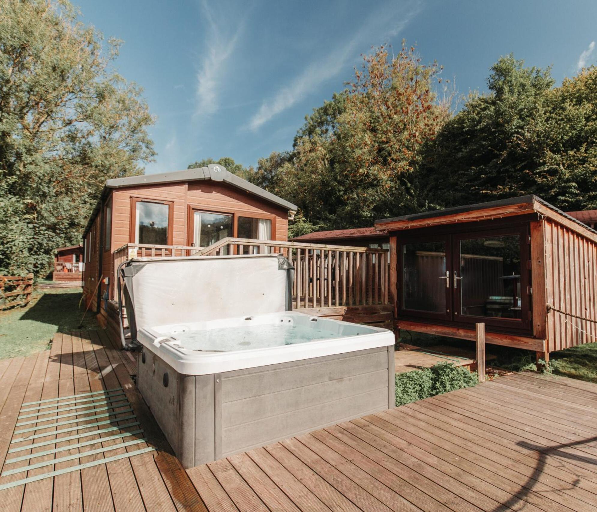 Herons Lake Retreat Hot Tub Lodges Caerwys 外观 照片