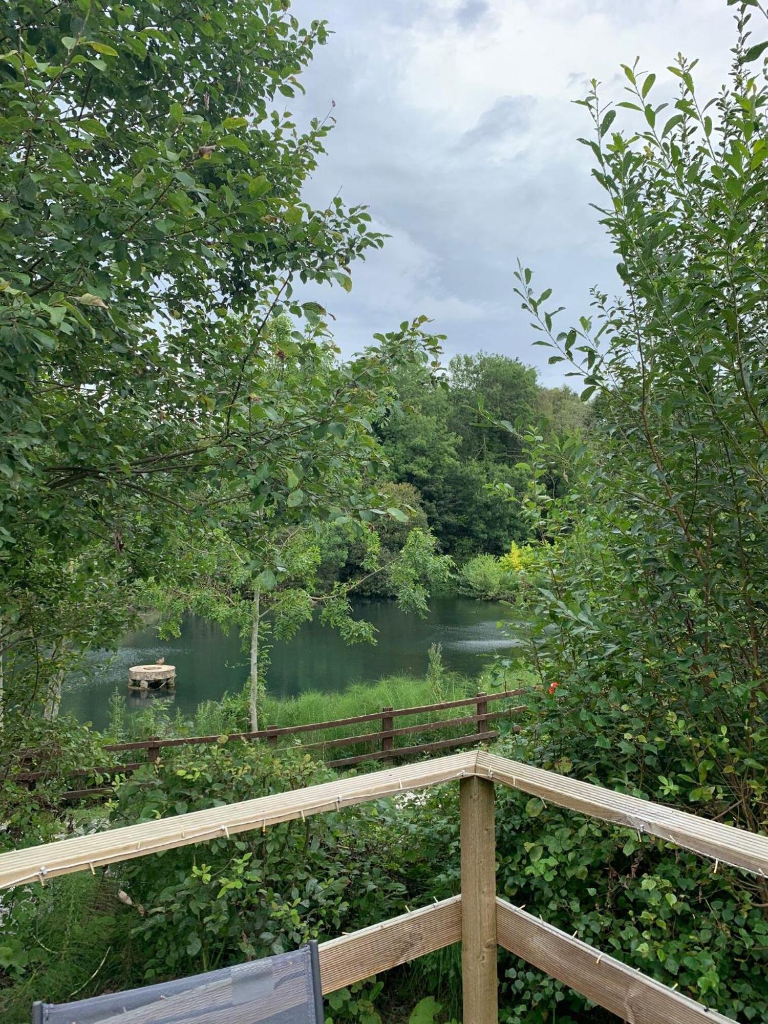 Herons Lake Retreat Hot Tub Lodges Caerwys 外观 照片