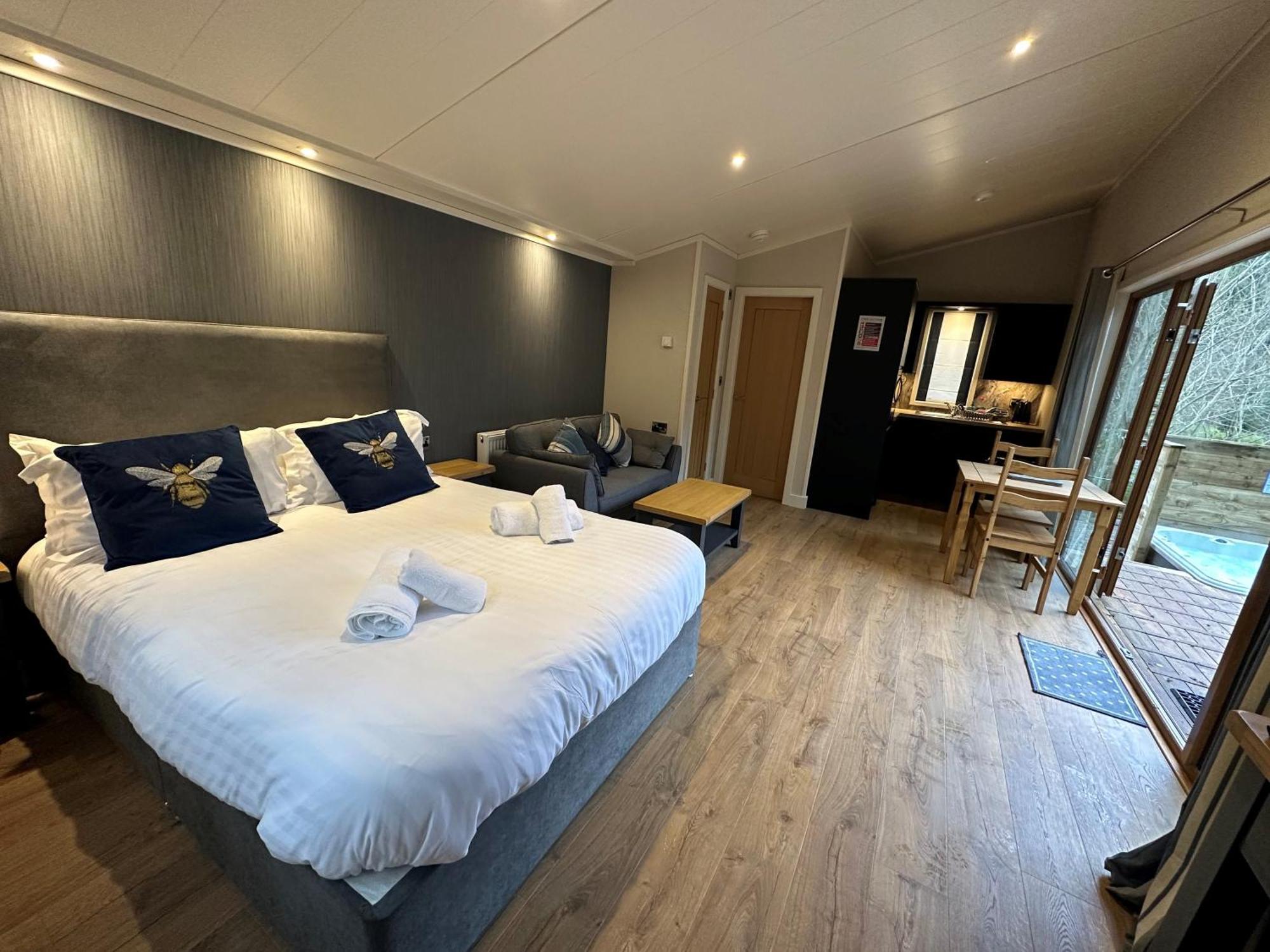 Herons Lake Retreat Hot Tub Lodges Caerwys 外观 照片