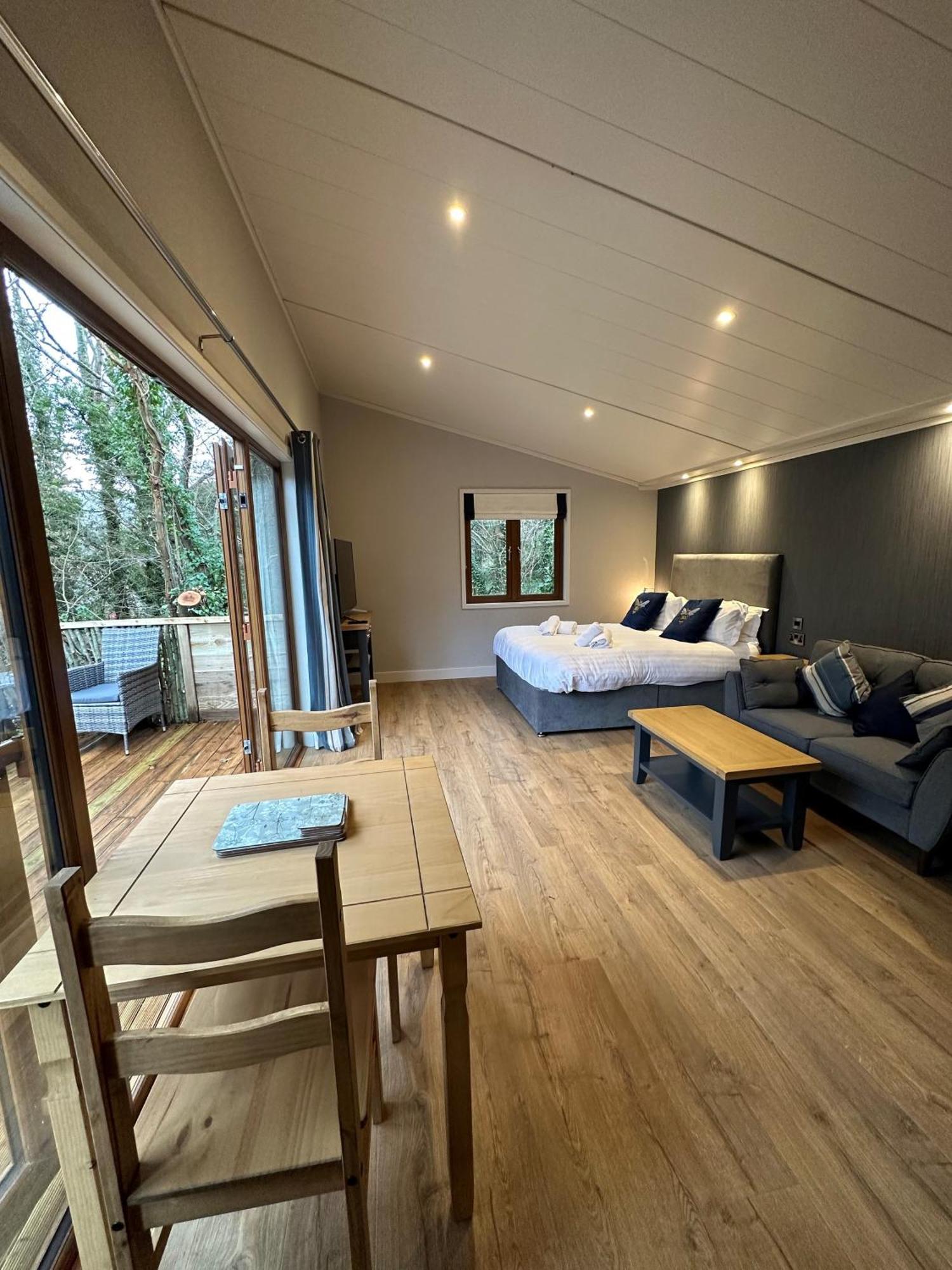 Herons Lake Retreat Hot Tub Lodges Caerwys 外观 照片