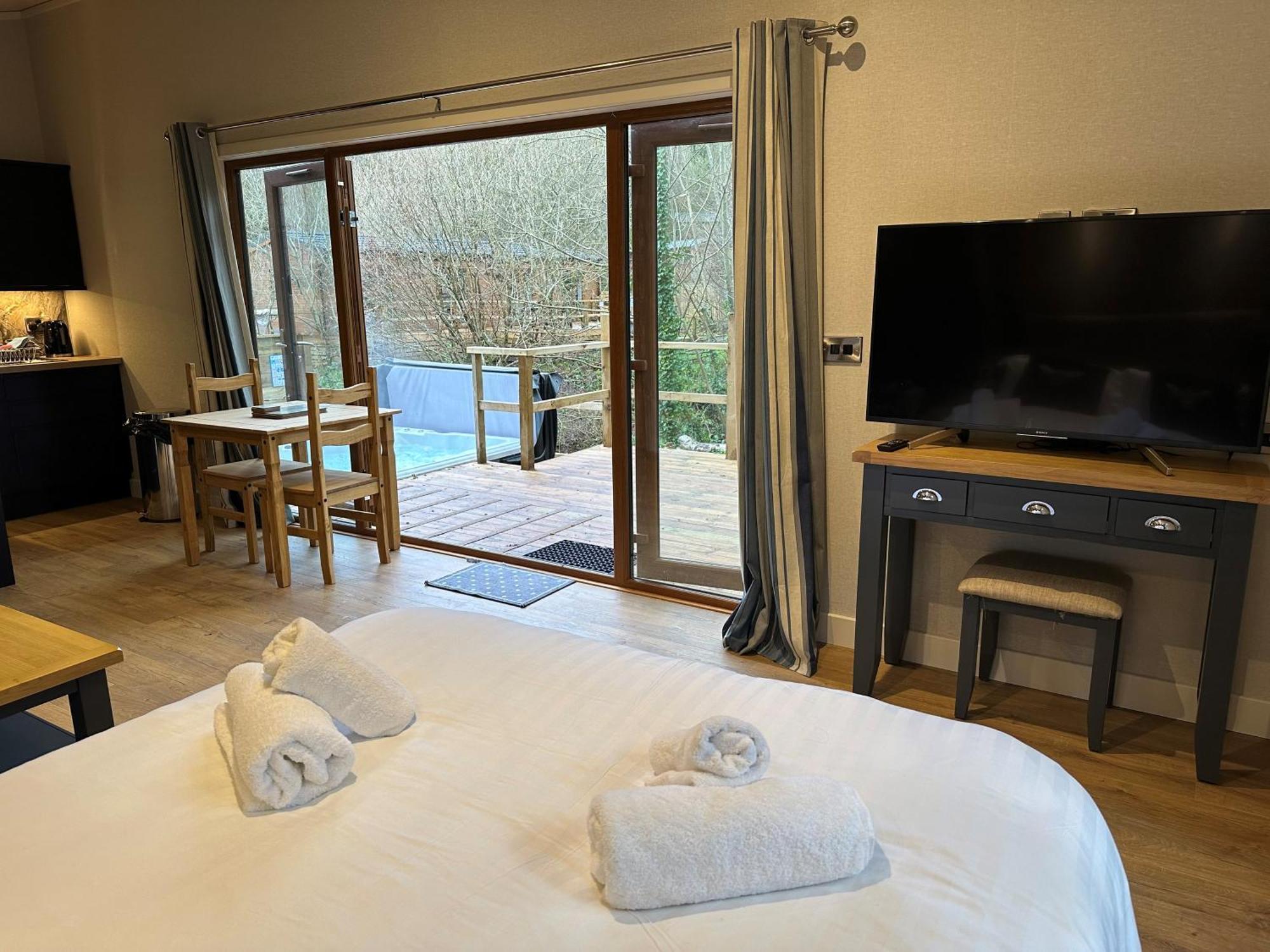 Herons Lake Retreat Hot Tub Lodges Caerwys 外观 照片