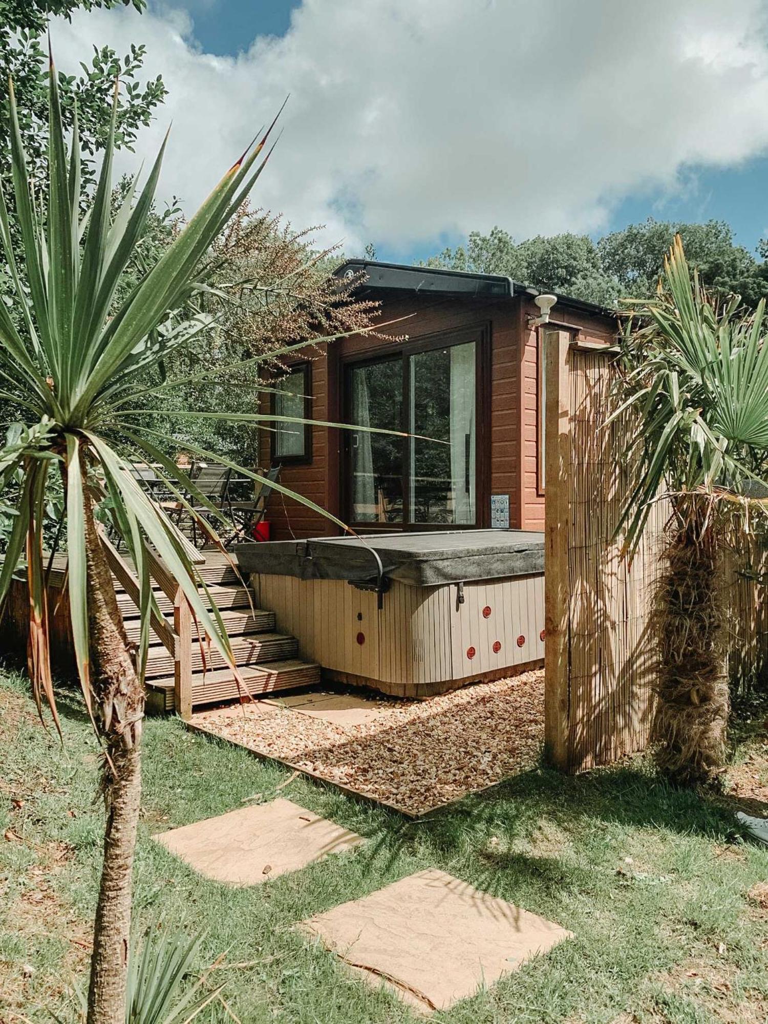 Herons Lake Retreat Hot Tub Lodges Caerwys 外观 照片