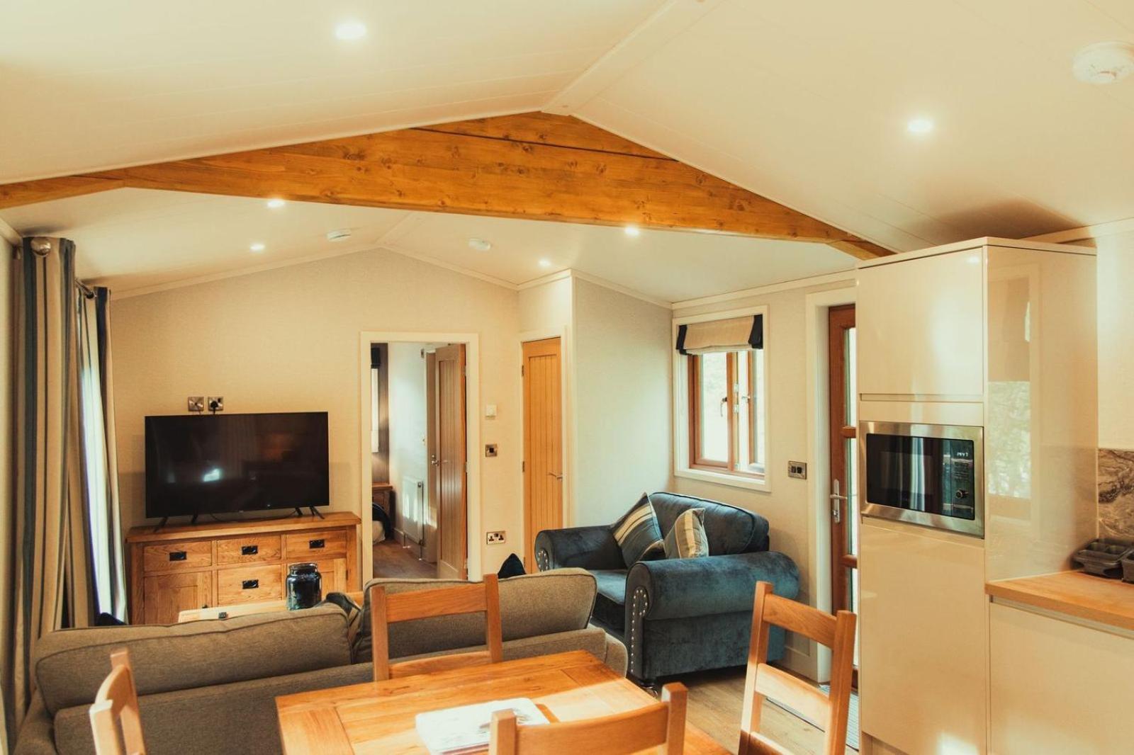 Herons Lake Retreat Hot Tub Lodges Caerwys 外观 照片