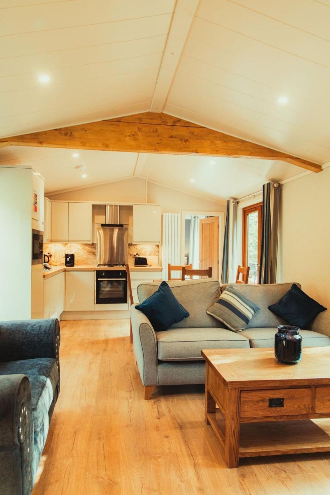 Herons Lake Retreat Hot Tub Lodges Caerwys 外观 照片
