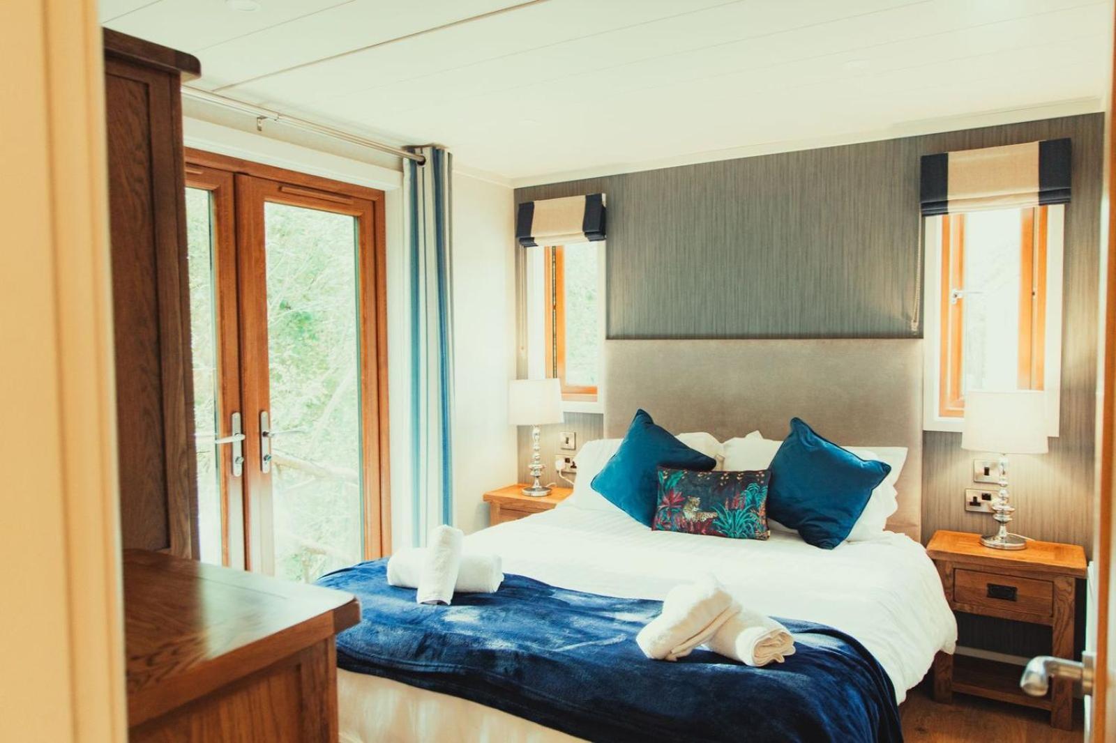 Herons Lake Retreat Hot Tub Lodges Caerwys 外观 照片