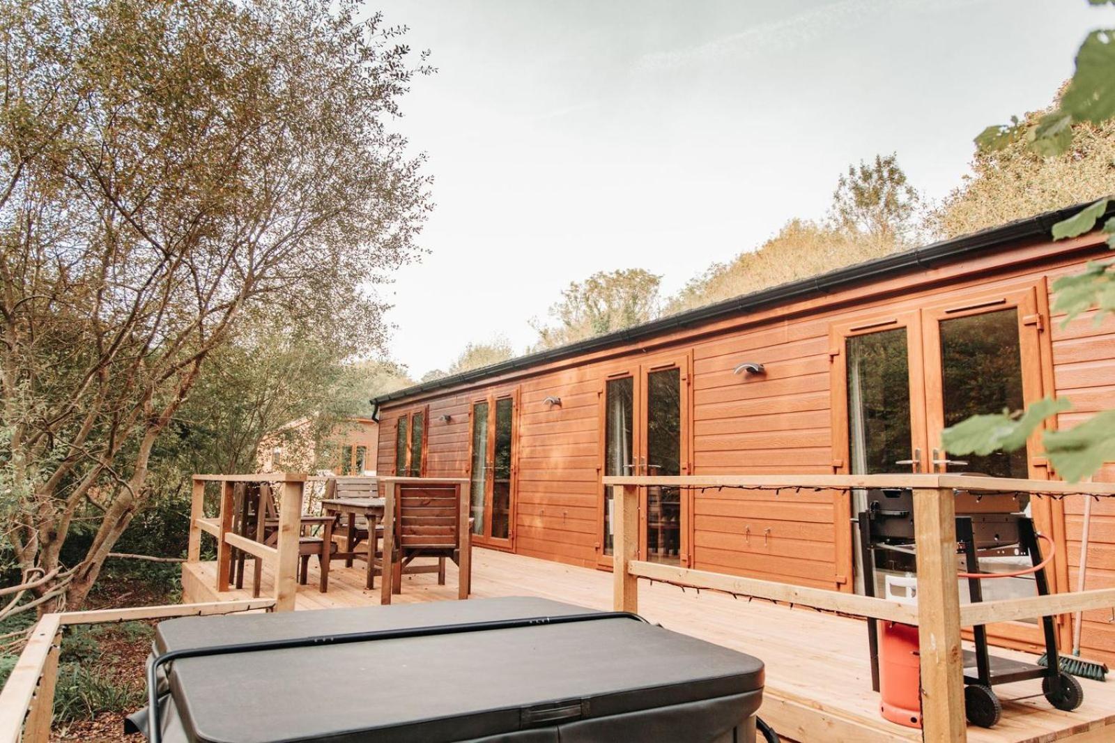 Herons Lake Retreat Hot Tub Lodges Caerwys 外观 照片