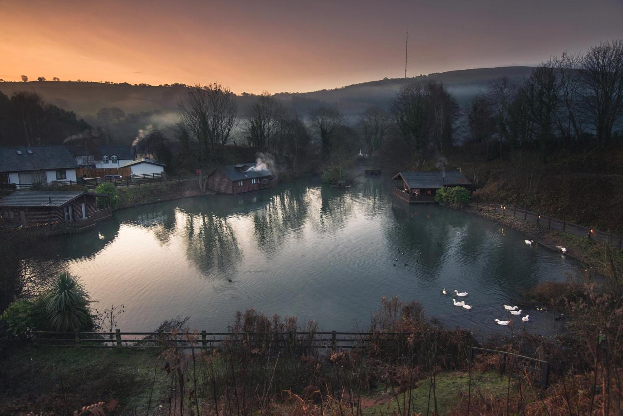 Herons Lake Retreat Hot Tub Lodges Caerwys 外观 照片