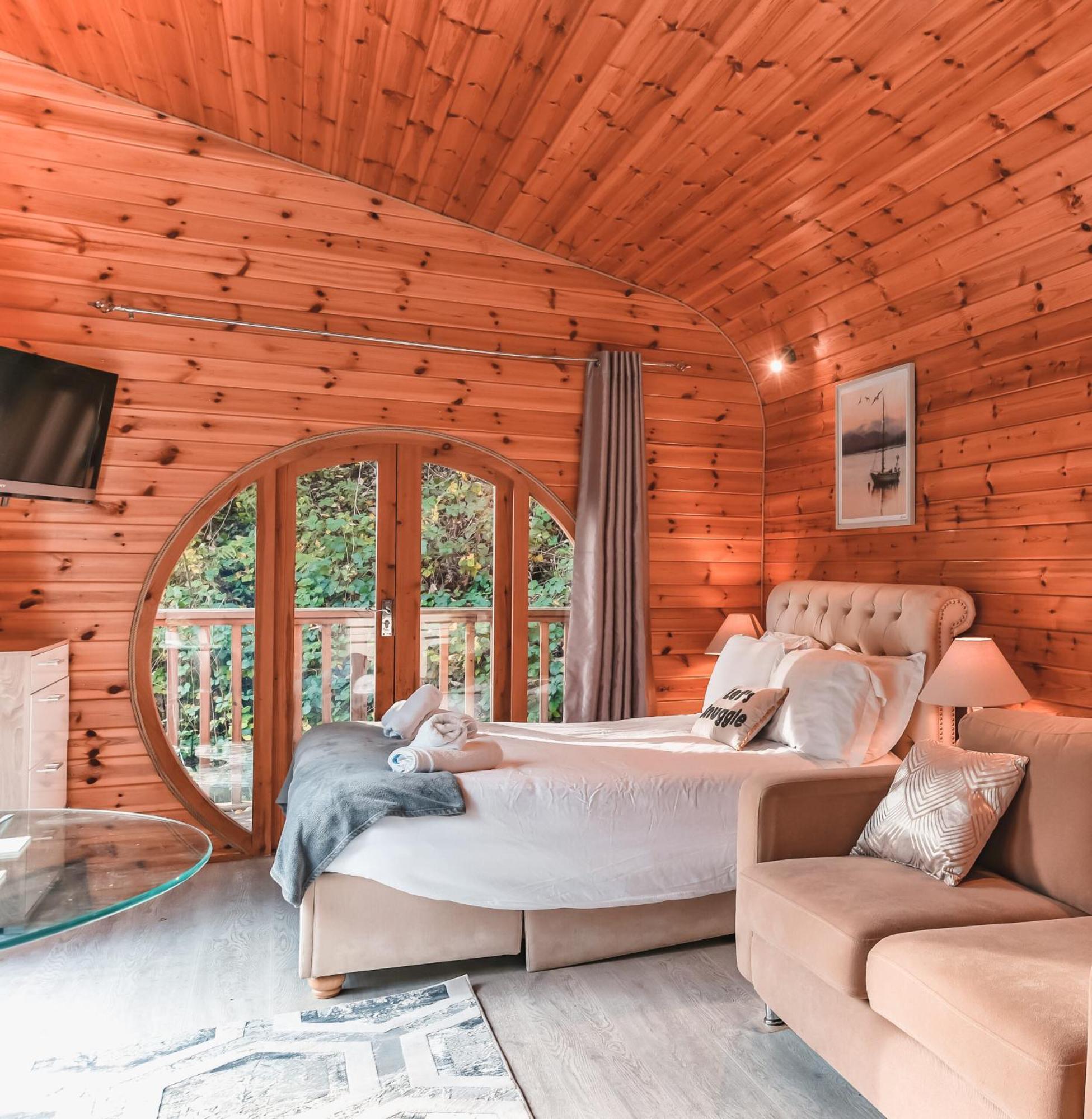 Herons Lake Retreat Hot Tub Lodges Caerwys 外观 照片