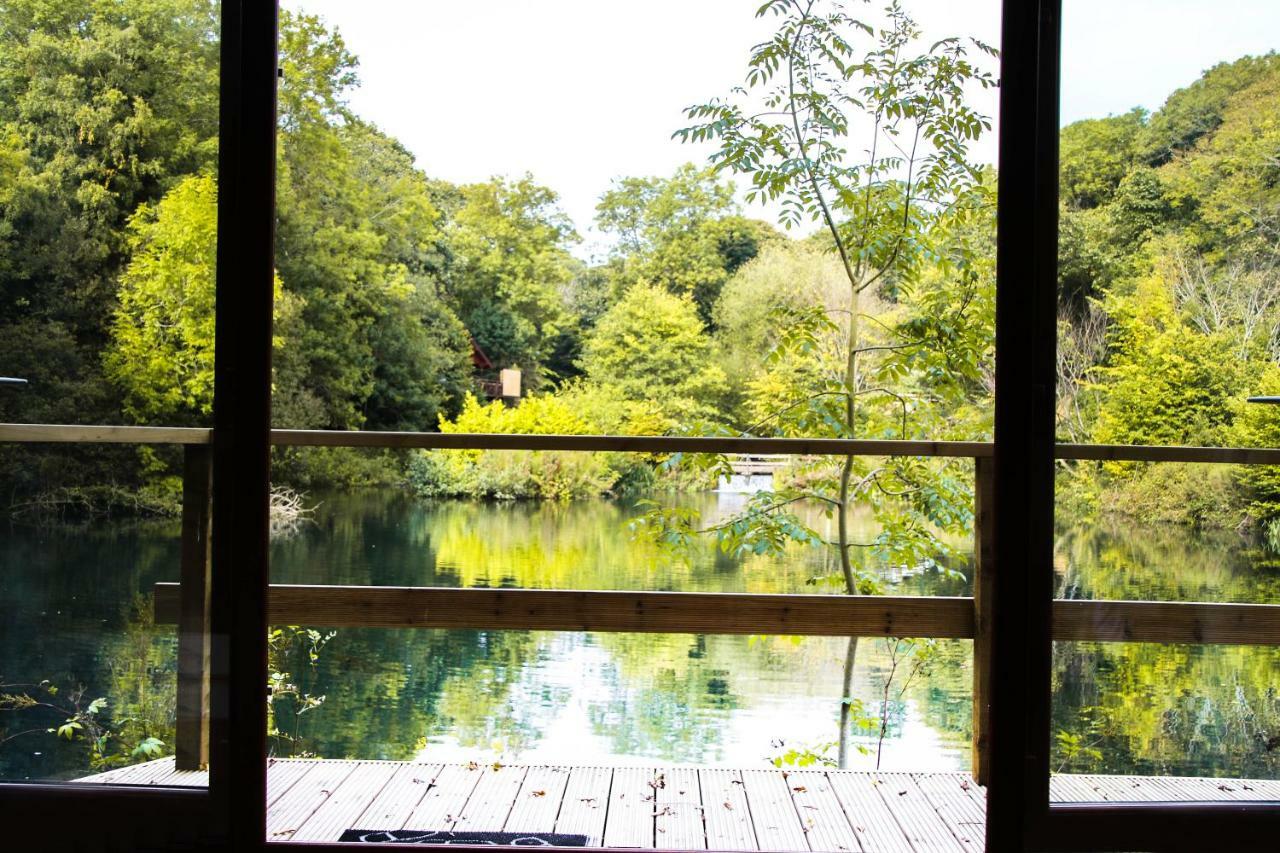 Herons Lake Retreat Hot Tub Lodges Caerwys 外观 照片