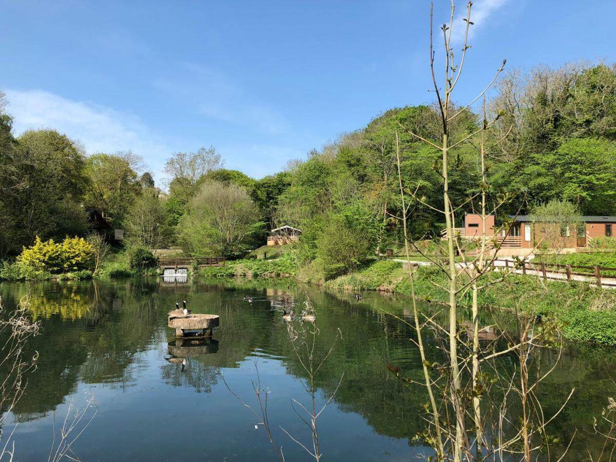 Herons Lake Retreat Hot Tub Lodges Caerwys 外观 照片