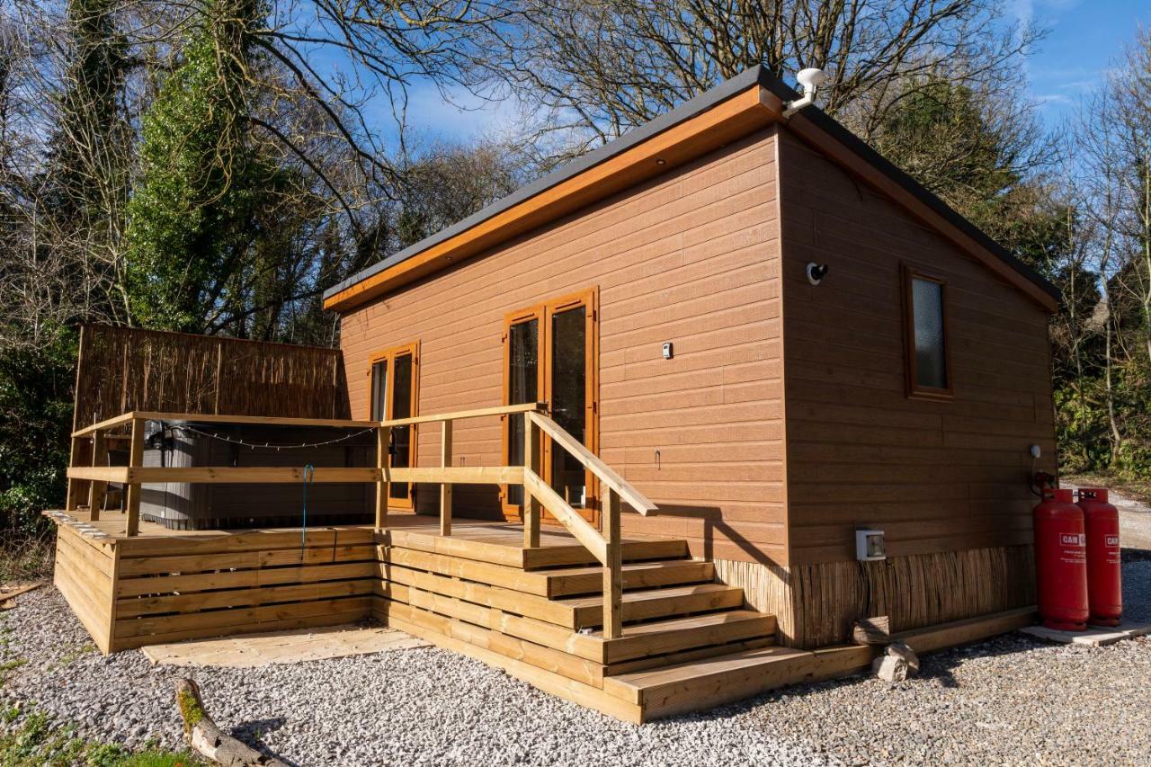 Herons Lake Retreat Hot Tub Lodges Caerwys 外观 照片