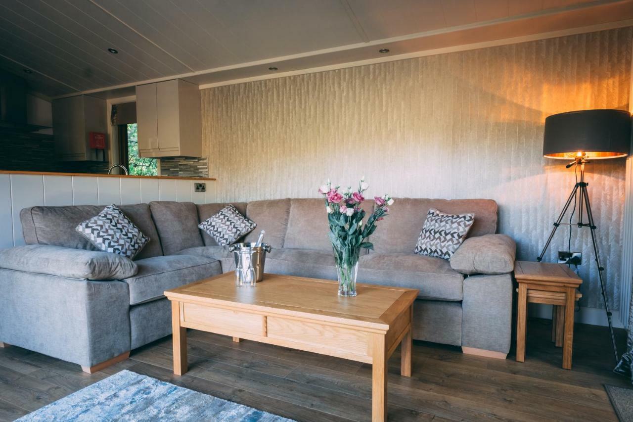 Herons Lake Retreat Hot Tub Lodges Caerwys 外观 照片