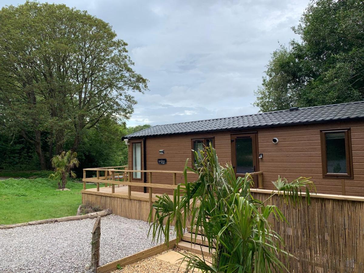 Herons Lake Retreat Hot Tub Lodges Caerwys 外观 照片