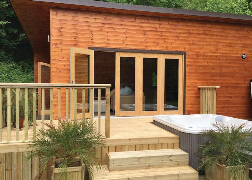 Herons Lake Retreat Hot Tub Lodges Caerwys 外观 照片