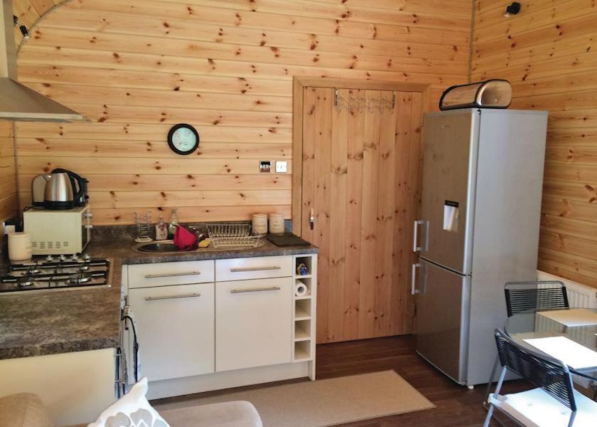 Herons Lake Retreat Hot Tub Lodges Caerwys 外观 照片